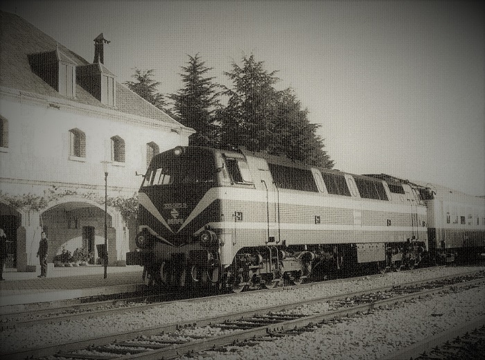 Locomotora serie 333 detenida en la Estación de Colmenar Viejo. Años 70. 